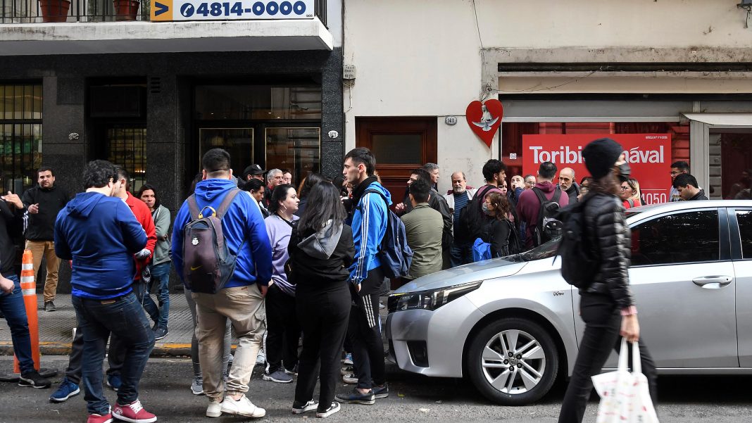 la-vigilia-frente-al-domicilio-de-cristina-kirchner-seguira-hasta-el-lunes
